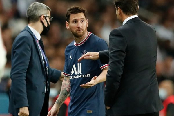 Lionel Messi was captured by cameras at the moment he Refused to shake hands with Mauricio Pochettino after being substituted Lionel Messi, 34-year-old Argentine striker of Paris Saint-Germain. Unhappy that he was substituted in the 76th minute by refusing to shake hands with compatriot Mauricio Pochettino. Messi started in the Ligue 1 game against Lyon on Sunday night, September 19. Coordinating in the front line with Neymar and Kylian Mbappe, he was outstanding, almost scoring his first goal for PSG. The ball has swung around many times. And also show a great free kick shot even if the ball hits the crossbar In a 1-1 draw situation, Pochettino needed to modify the game to score more goals. He decided to send Ashraf Hakimi to replace Lionel Messi in the 76th minute when the Argentine star walked out of the field. He turned to Mauricio Pochettino with a disapproving expression. Before he shook hands with this compatriot's coach This caused many parties to question their relationship in the dressing room. And for Lionel Messi's first goal in the PSG series still have to wait. However, PSG's 90+3 stoppage-time winner from super-sub's Marro Icadi ​​earned the team three crucial points. Ready to hold the top of the Ligue 1 crowd firmly with 6 straight wins, collecting 18 full points